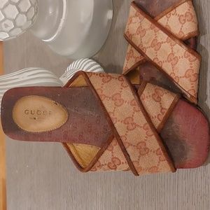 Women size 6 Gucci flip flops